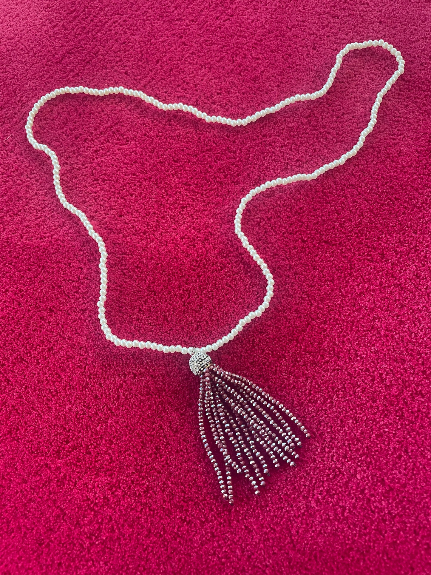 Collier Long avec Faux Perles et Pendentif à Pompon