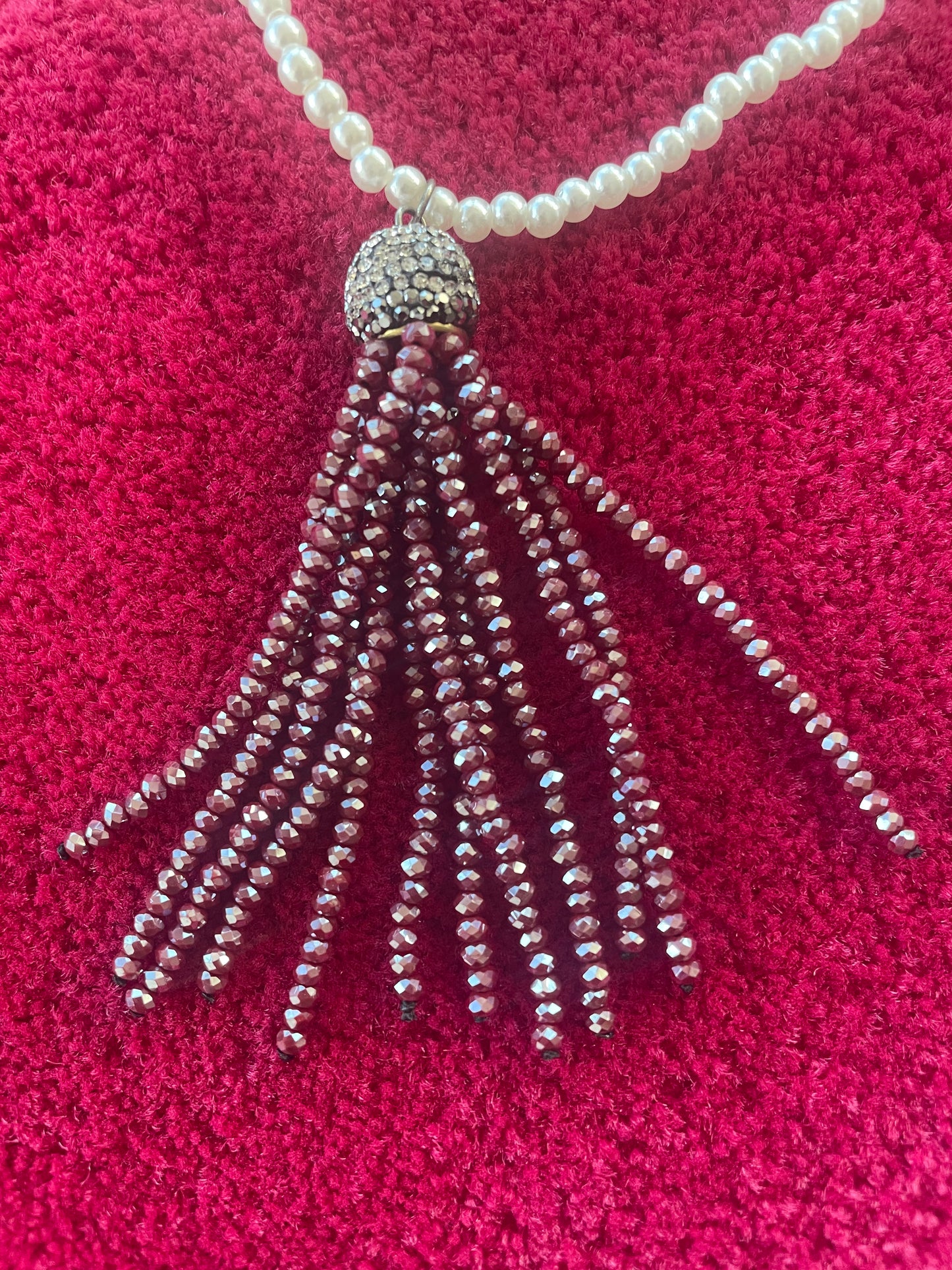 Collier Long avec Faux Perles et Pendentif à Pompon