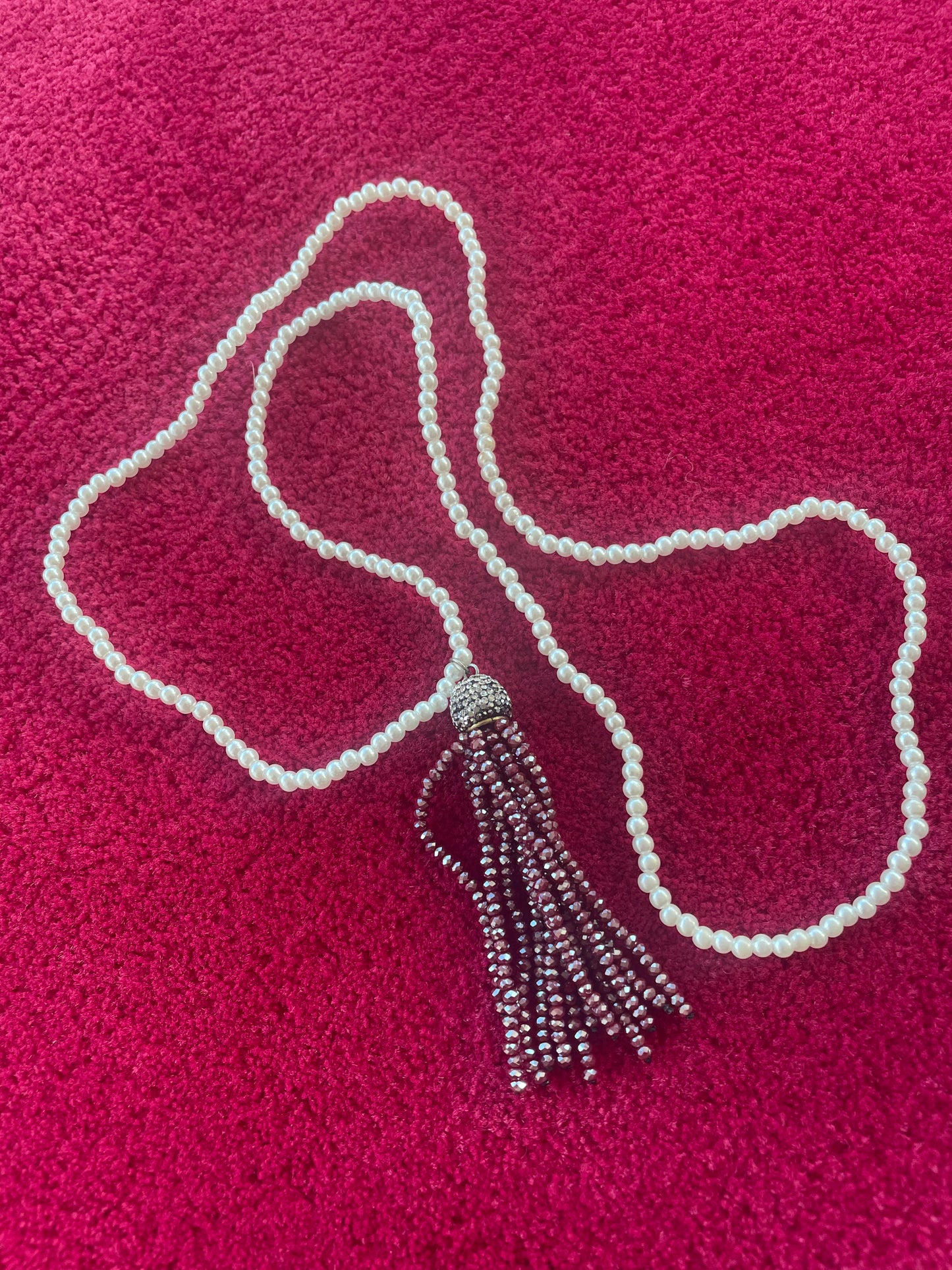 Collier Long avec Faux Perles et Pendentif à Pompon