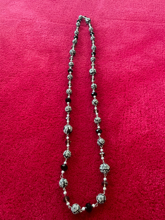 Collier Long avec Perles Gravées et Perles Noires Facettées