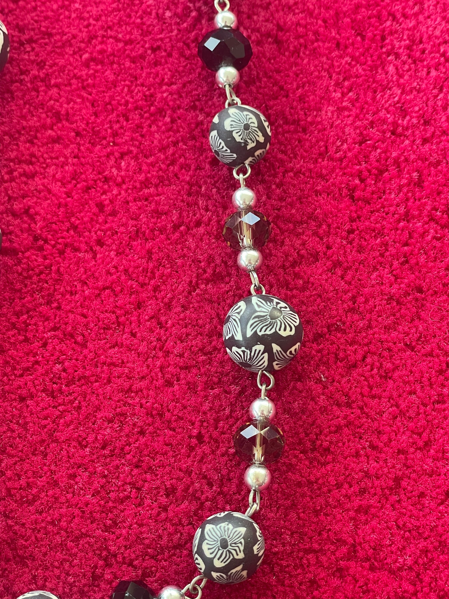 Collier Long avec Perles Gravées et Perles Noires Facettées