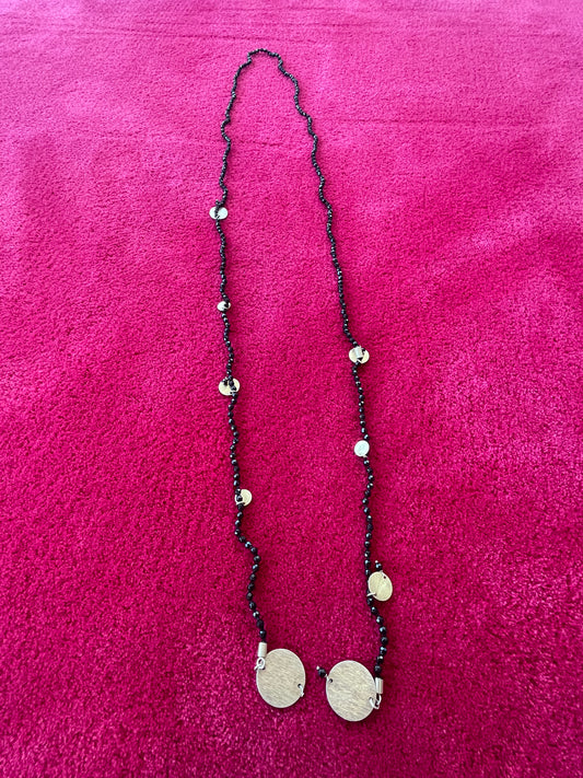 Collier Long avec Perles Noires et Médaillo